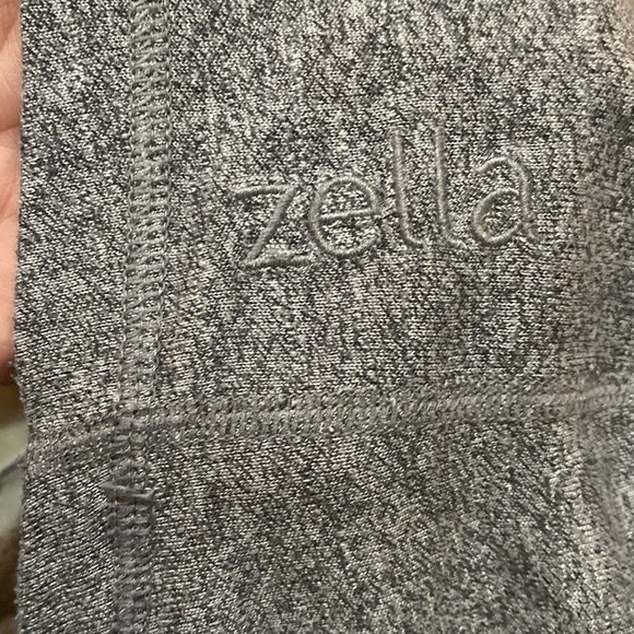 Zella Gray Ruched Back Long Sleeve Hoodie🤍🖤🤍 - Picture 11 of 13